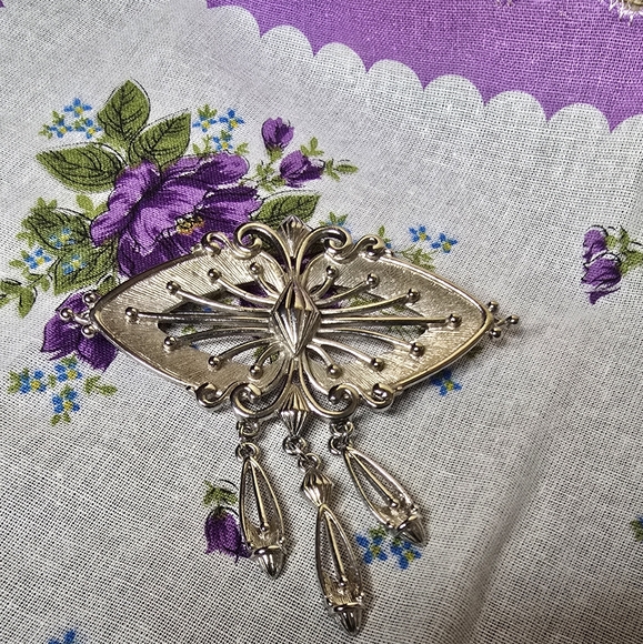 Elegant Silver-toned Signed Jonette Jewelry Brooch - Picture 1 of 5